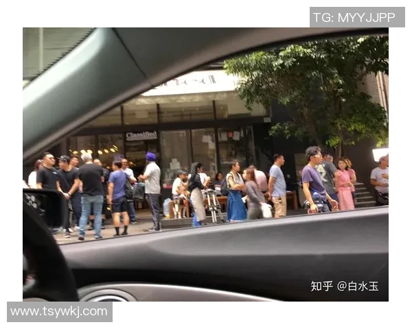 在中国街头偶遇足球明星的奇妙时刻与精彩瞬间 在中国街头偶遇足球明星的奇妙时刻与精彩瞬间