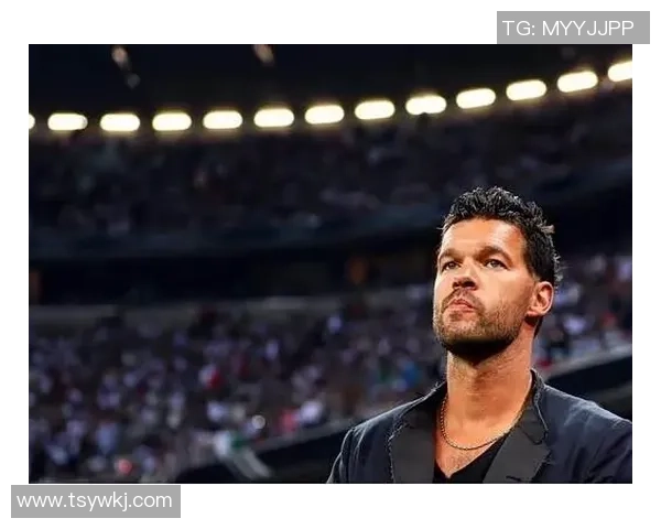 足球明星的鲨鱼肌揭秘：如何在赛场上展现力量与魅力