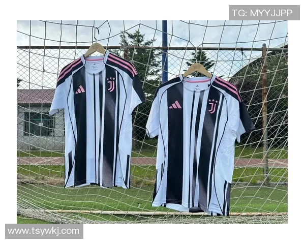 足球明星阿迪达斯卫衣时尚潮流解析与穿搭技巧分享